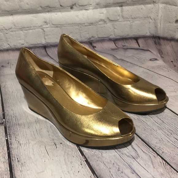 Kelly & Katie gold platform peep toe wedges - Picture 2 of 10